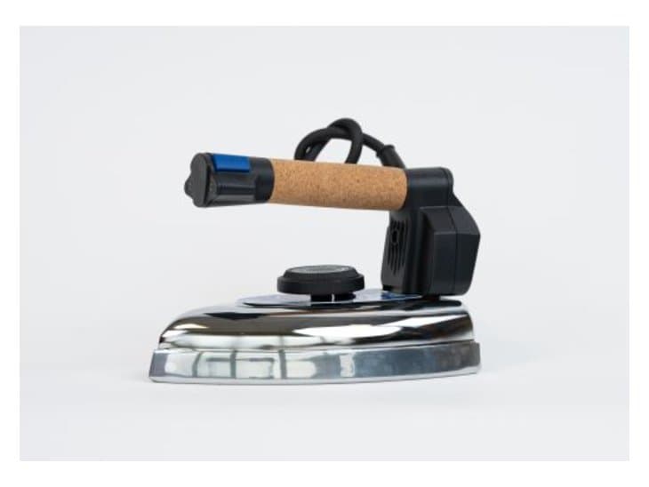 A Due Effe electric steam iron with a cork handle